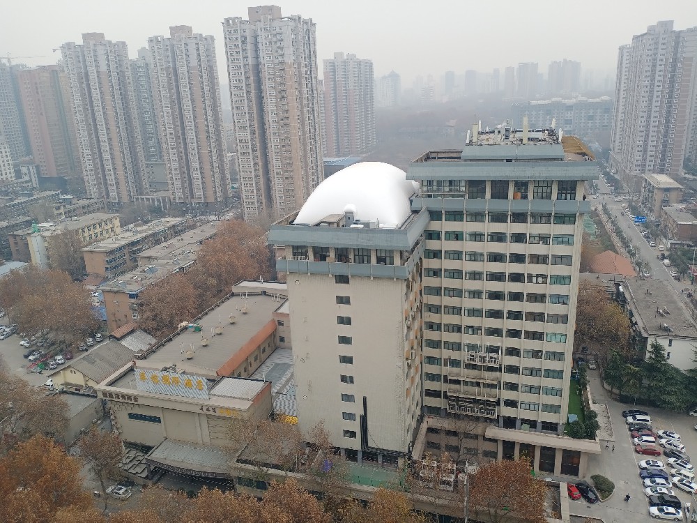 樓頂氣膜體育館是一種新型的體育場館建筑，在未來的發(fā)展中有著廣闊的前景